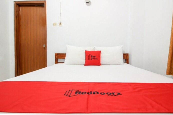 Imagen de la habitación del Hotel Reddoorz Plus Near Alun Alun Selatan. Foto 18