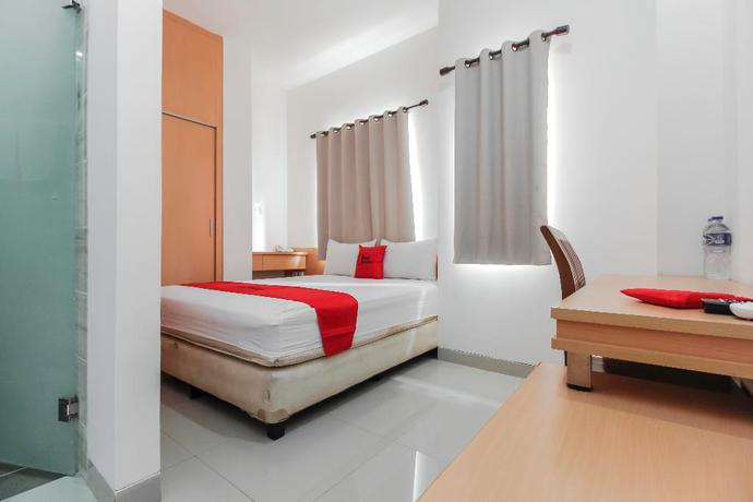 Imagen de la habitación del Hotel Reddoorz Plus Near Galaxy Bekasi. Foto 11