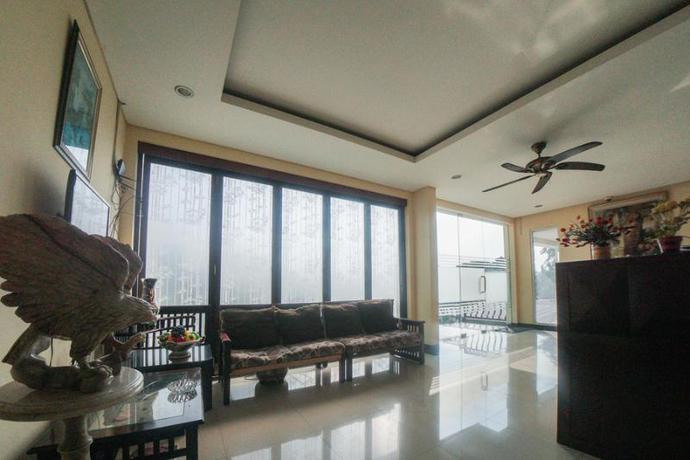 Imagen de los interiores del Hotel Reddoorz Plus Near Green Pramuka Square Mall. Foto 19
