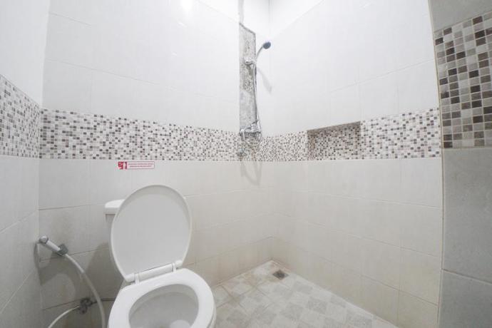 Imagen de la habitación del Hotel Reddoorz Plus Near Green Pramuka Square Mall. Foto 9