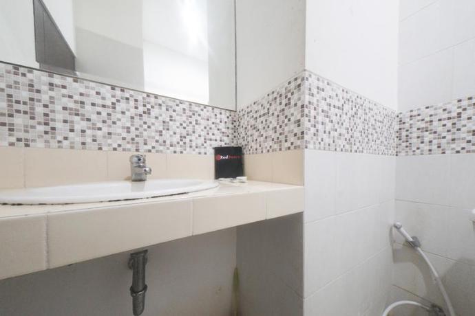 Imagen de la habitación del Hotel Reddoorz Plus Near Green Pramuka Square Mall. Foto 10
