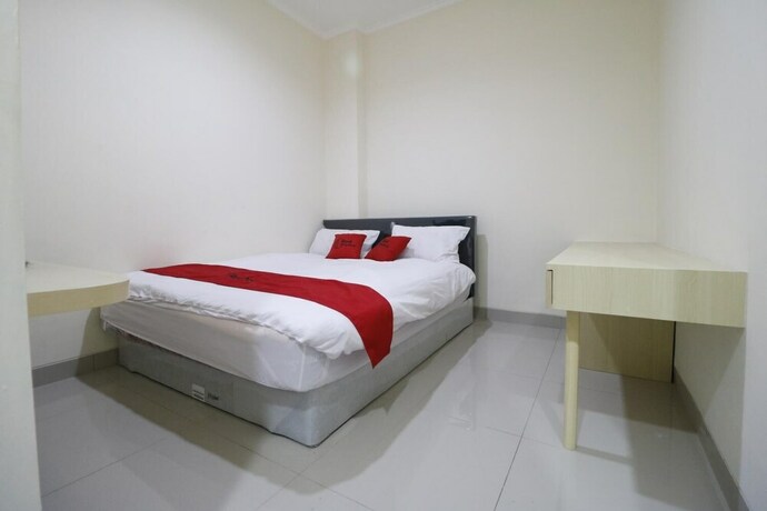 Imagen de la habitación del Hotel Reddoorz Plus Near Mall Ciputra Jakarta. Foto 17