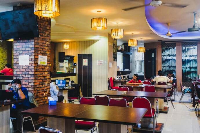 Imagen del bar/restaurante del Hotel Reddoorz Plus Near Mall Panakukang 2. Foto 10