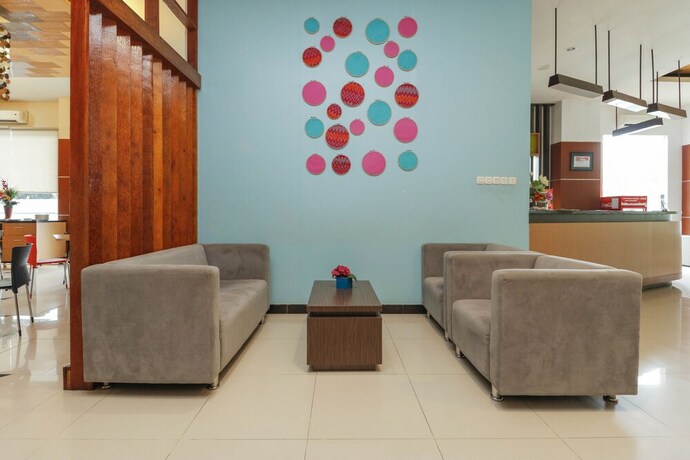 Imagen de los interiores del Hotel Reddoorz Plus Near Pantai Losari. Foto 31