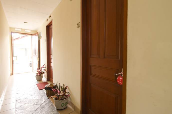 Imagen de los interiores del Hotel Reddoorz Plus Near Parahyangan University. Foto 16