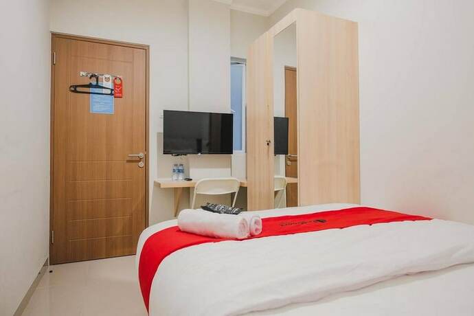 Imagen general del Hotel Reddoorz Plus Near Soekarno Hatta Airport Taman Mahkota. Foto 12