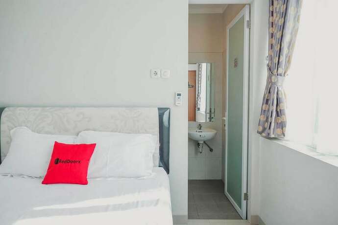 Imagen general del Hotel Reddoorz Plus Near Soekarno Hatta Airport Taman Mahkota. Foto 13