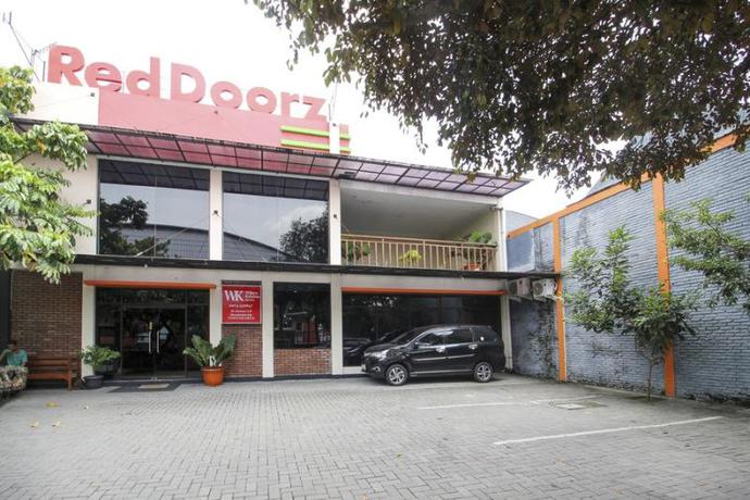 Imagen general del Hotel Reddoorz Plus Near Stadion Mandala Krida. Foto 1