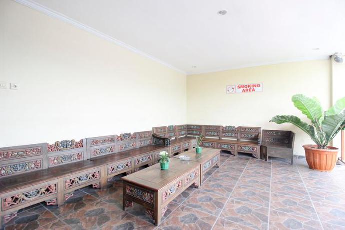 Imagen de los interiores del Hotel Reddoorz Plus Near Stadion Mandala Krida. Foto 17