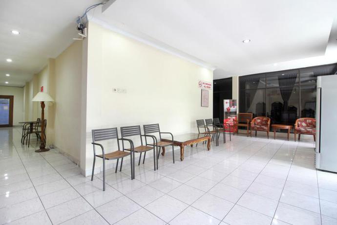 Imagen de los interiores del Hotel Reddoorz Plus Near Stadion Mandala Krida. Foto 18