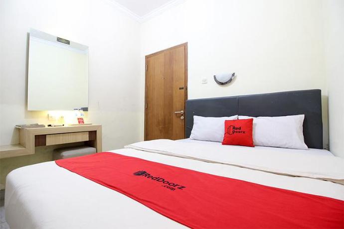 Imagen de la habitación del Hotel Reddoorz Plus Near Stadion Mandala Krida. Foto 5