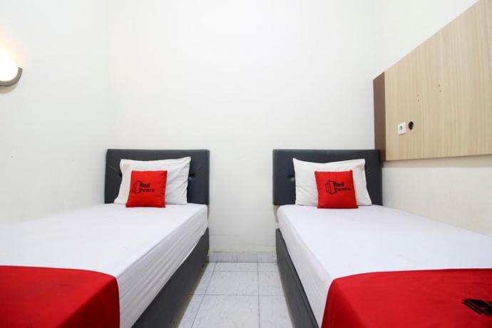 Imagen de la habitación del Hotel Reddoorz Plus Near Stadion Mandala Krida. Foto 7