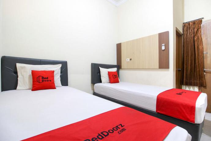 Imagen de la habitación del Hotel Reddoorz Plus Near Stadion Mandala Krida. Foto 8
