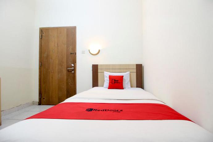 Imagen de la habitación del Hotel Reddoorz Plus Near Stadion Mandala Krida. Foto 9