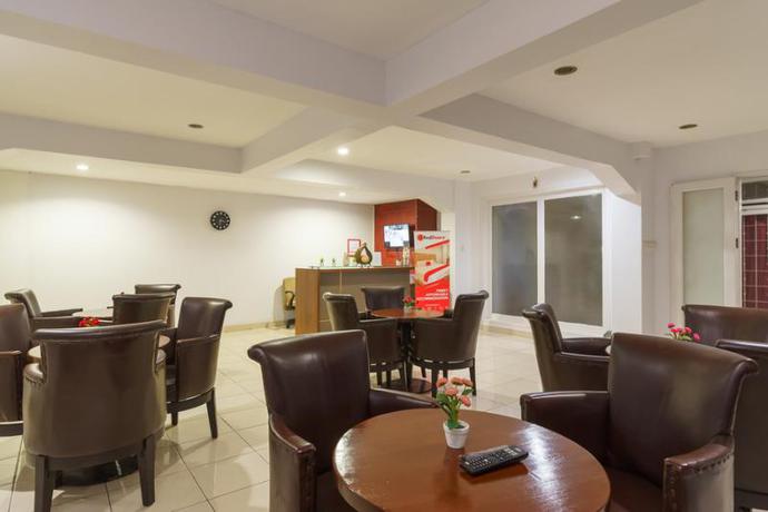 Imagen del bar/restaurante del Hotel Reddoorz Plus Near Sukajadi 2. Foto 7