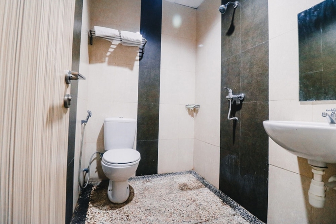 Imagen de la habitación del Hotel Reddoorz Plus Near Sultan Hasanuddin Airport. Foto 9