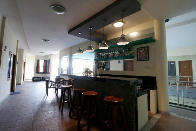 Imagen del bar/restaurante del Hotel Reddoorz Plus Near Universitas Indonesia. Foto 17