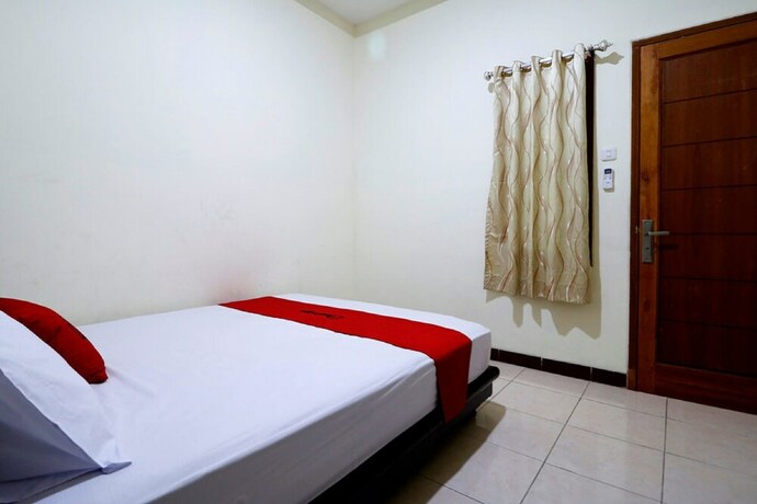 Imagen de la habitación del Hotel Reddoorz Plus Near Universitas Indonesia. Foto 24