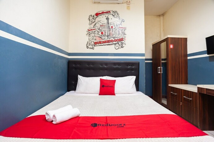 Imagen de la habitación del Hotel Reddoorz Plus Near Universitas Indonesia. Foto 26
