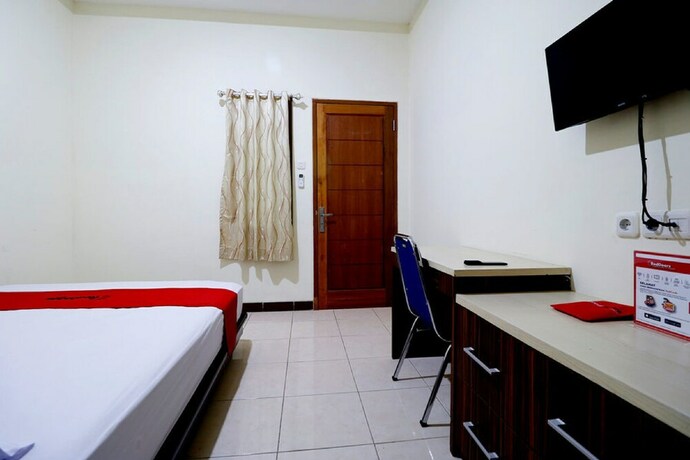 Imagen de la habitación del Hotel Reddoorz Plus Near Universitas Indonesia. Foto 29