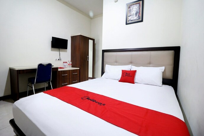 Imagen de la habitación del Hotel Reddoorz Plus Near Universitas Indonesia. Foto 30
