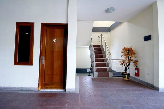 Imagen de los interiores del Hotel Reddoorz Plus Near Universitas Indonesia. Foto 37