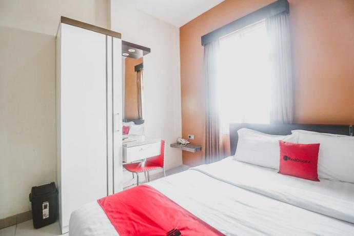 Imagen de la habitación del Hotel Reddoorz Plus Near Universitas Negeri Makassar. Foto 11