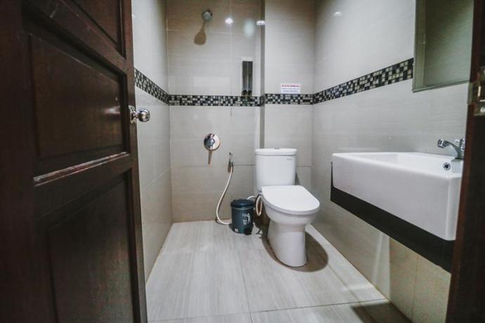 Imagen de la habitación del Hotel Reddoorz Plus Near Universitas Negeri Makassar. Foto 12
