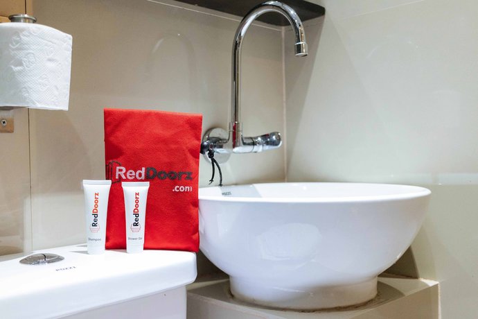 Imagen de la habitación del Hotel Reddoorz Plus @ Poblacion Makati. Foto 8