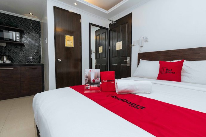 Imagen de la habitación del Hotel Reddoorz Plus @ Poblacion Makati. Foto 9
