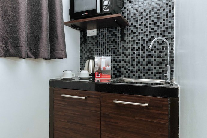 Imagen de la habitación del Hotel Reddoorz Plus @ Poblacion Makati. Foto 12