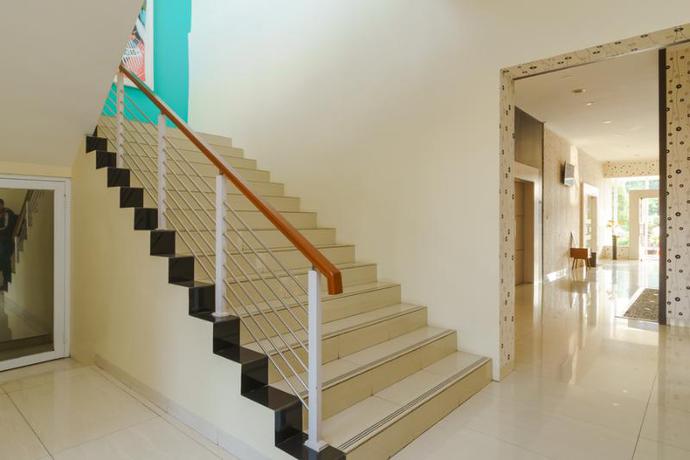 Imagen general del Hotel Reddoorz Plus @ Point Phila Cihampelas. Foto 3