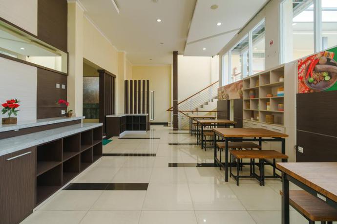 Imagen de los interiores del Hotel Reddoorz Plus @ Point Phila Cihampelas. Foto 17