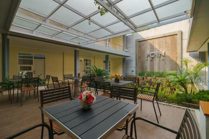 Imagen de los interiores del Hotel Reddoorz Plus @ Point Phila Cihampelas. Foto 20