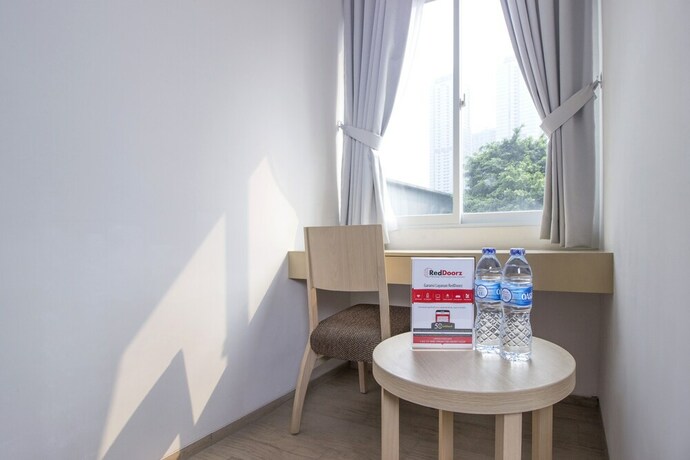Imagen de la habitación del Hotel Reddoorz Plus @ Scbd. Foto 16