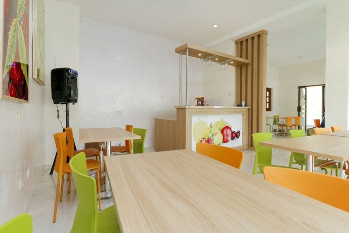 Imagen del bar/restaurante del Hotel Reddoorz Plus @ Slamet Riyadi. Foto 15