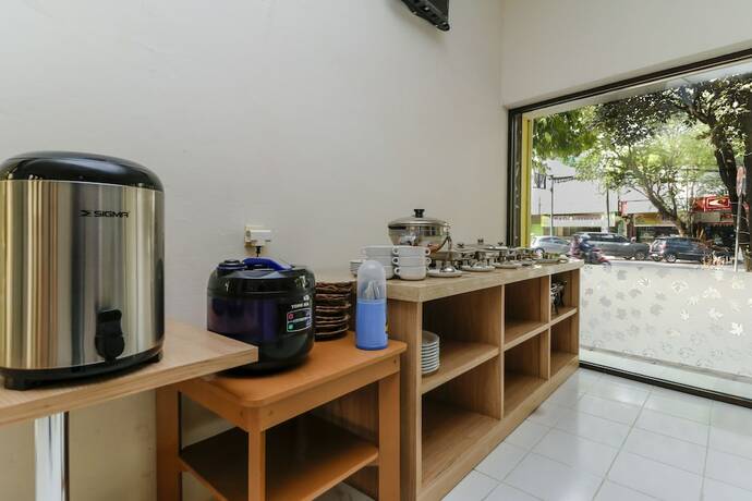 Imagen del bar/restaurante del Hotel Reddoorz Plus @ Slamet Riyadi. Foto 16