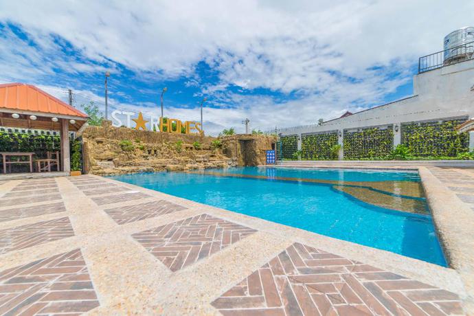 Imagen de la piscina del Hotel Reddoorz Plus @ Starhomes Olivianville. Foto 16