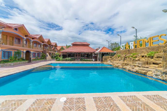 Imagen de la piscina del Hotel Reddoorz Plus @ Starhomes Olivianville. Foto 17