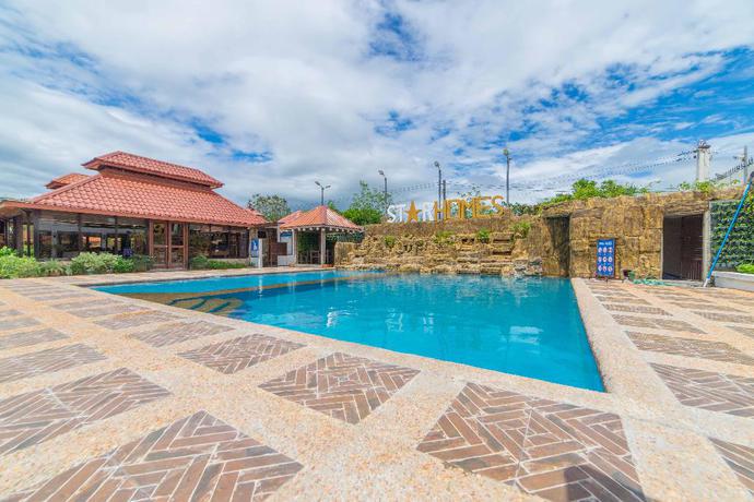 Imagen de la piscina del Hotel Reddoorz Plus @ Starhomes Olivianville. Foto 19