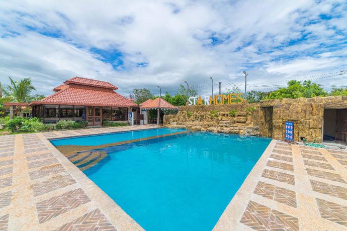 Imagen de la piscina del Hotel Reddoorz Plus @ Starhomes Olivianville. Foto 20