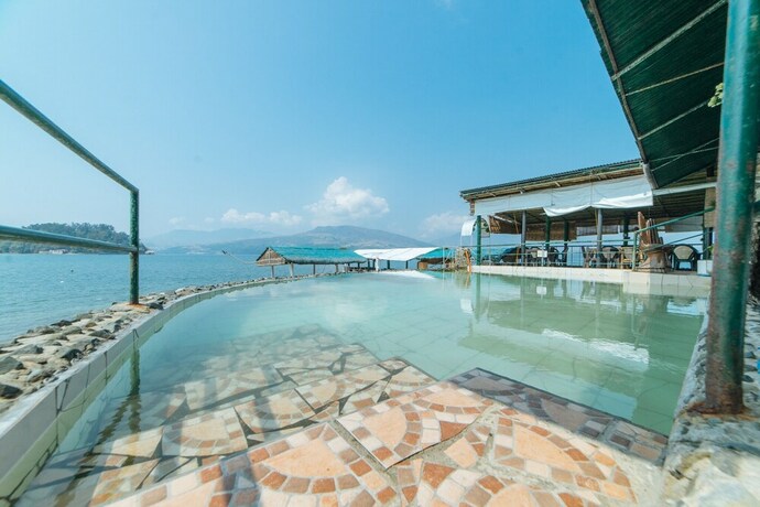 Imagen de la piscina del Hotel Reddoorz Plus @ Subic 2n2 Beach Resort Zambales. Foto 34