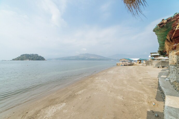 Imagen de los exteriores del Hotel Reddoorz Plus @ Subic 2n2 Beach Resort Zambales. Foto 29