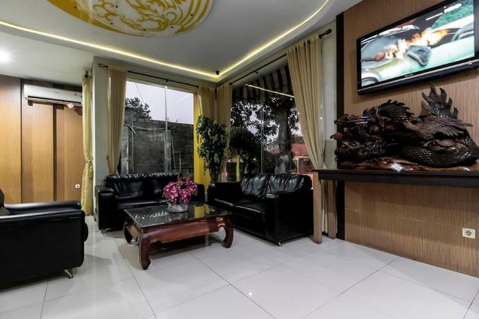 Imagen de los interiores del Hotel Reddoorz Plus @ Tuparev Cirebon. Foto 14
