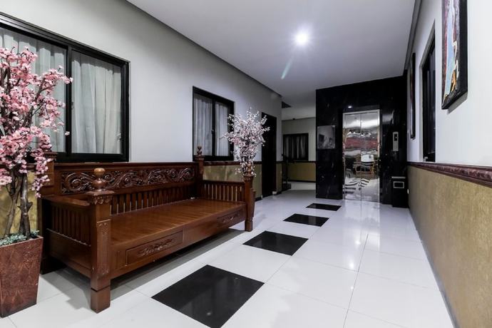 Imagen de los interiores del Hotel Reddoorz Plus @ Tuparev Cirebon. Foto 15