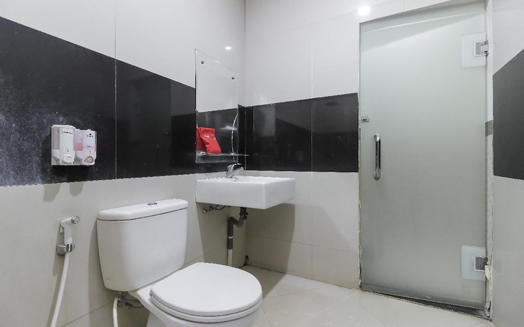 Imagen de la habitación del Hotel Reddoorz Plus @ Tuparev Cirebon. Foto 5