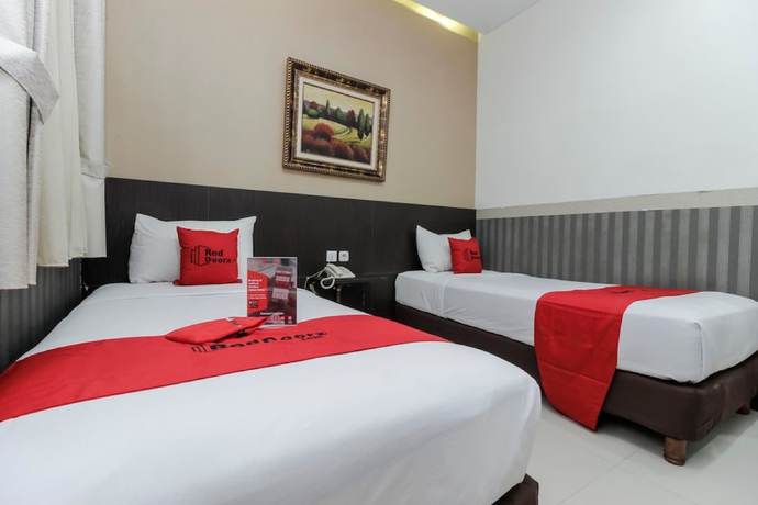 Imagen de la habitación del Hotel Reddoorz Plus @ Tuparev Cirebon. Foto 8