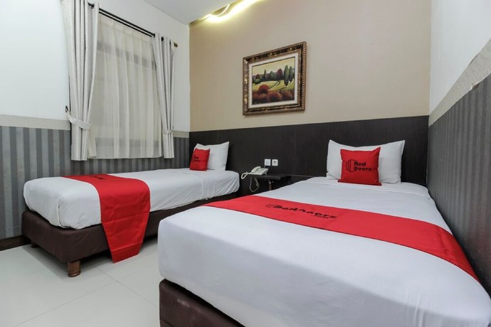 Imagen de la habitación del Hotel Reddoorz Plus @ Tuparev Cirebon. Foto 10