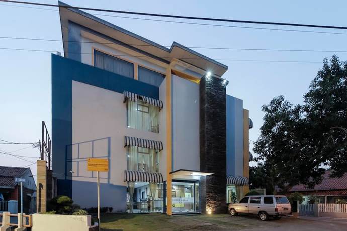 Imagen general del Hotel Reddoorz Plus @ Tuparev Cirebon. Foto 2