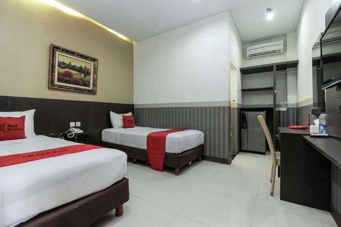 Imagen de la habitación del Hotel Reddoorz Plus @ Tuparev Cirebon. Foto 13